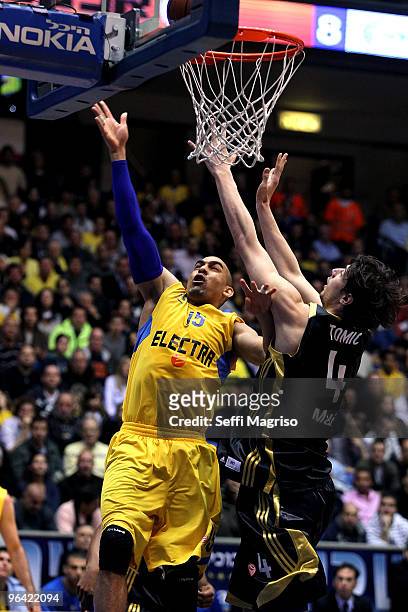 David Bluthenthal, #15 of Maccabi Electra Tel Aviv competes with Marko Jaric, # 4 of Real Madrid during the Euroleague Basketball 2009-2010 Last 16...