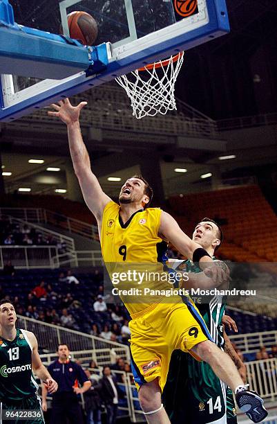 Jared Homan, #9 of Maroussi BC competes with Nikola Pekovic, #14 of Panathinaikos Athens during the Euroleague Basketball 2009-2010 Last 16 Game 2...