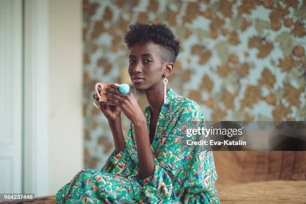 mujer joven en casa - cama lujo fotografías e imágenes de stock