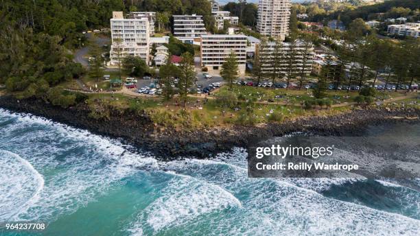 the lifestyle of burleigh heads - burleigh beach fotografías e imágenes de stock