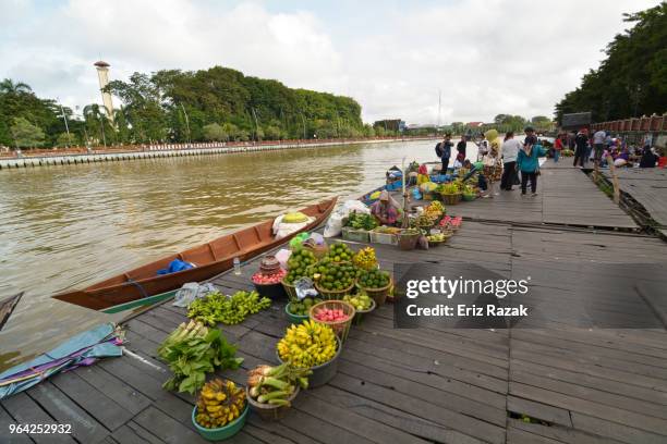 zeugung, schwimmenden markt, banjarmasin, indonesien - banjarmasin stock-fotos und bilder