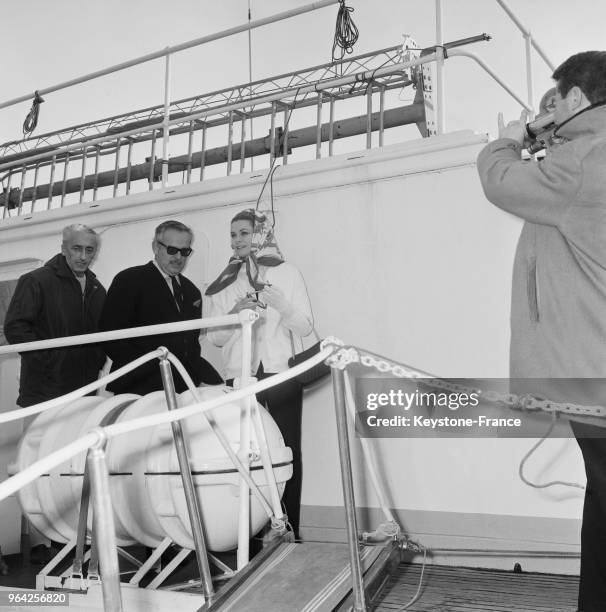 Sur le pont du bateau, le commandant Jacques-Yves Cousteau avec le prince Rainier et la princesse Grace, à Monte-Carlo à Monaco, le 19 février 1967.