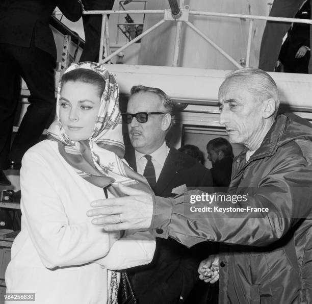 Sur le pont du bateau, le commandant Jacques-Yves Cousteau s'entretenant avec le prince Rainier et la princesse Grace, à Monte-Carlo à Monaco, le 19...