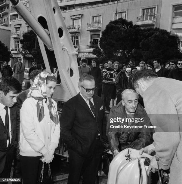 Sur le pont du bateau, le commandant Jacques-Yves Cousteau s'entretenant avec le prince Rainier et la princesse Grace, à Monte-Carlo à Monaco, le 19...