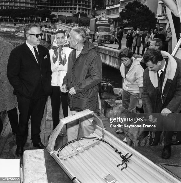 Sur le pont du bateau, le commandant Jacques-Yves Cousteau s'entretenant avec le prince Rainier et la princesse Grace, à Monte-Carlo à Monaco, le 19...