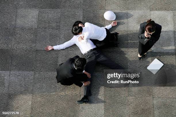 businesswoman performing cardiopulmonary resuscitation - befreiung atmen stock-fotos und bilder