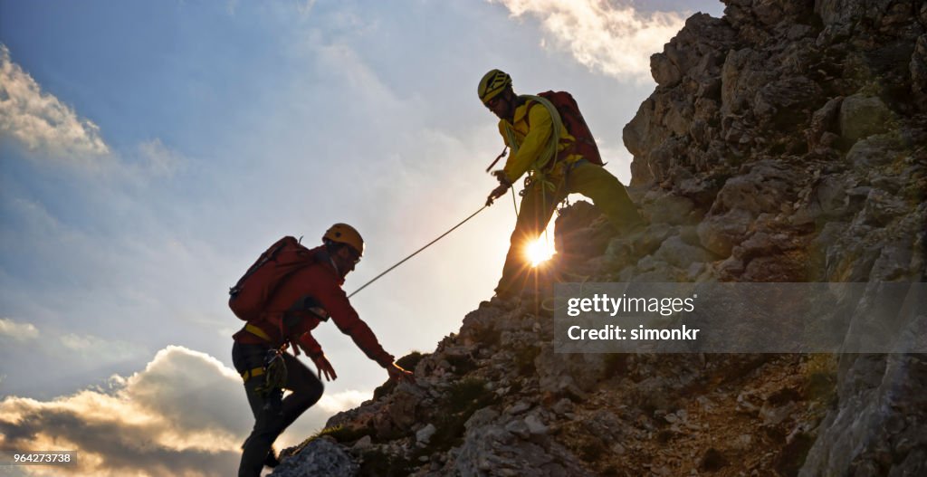 Aider son ami l’alpiniste