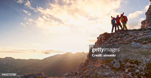 bergbeklimmers vieren van de overwinning - bergbeklimmen stockfoto's en -beelden
