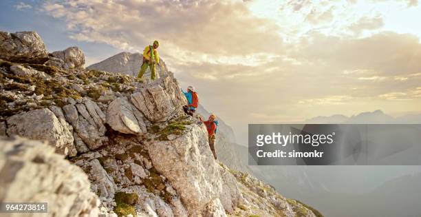 bergsteiger klettern am berg - climbing rope stock-fotos und bilder