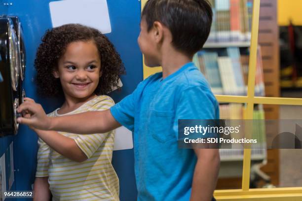 preschool studenten genieten van hands-on exposeren op discovery center - interactief stockfoto's en -beelden