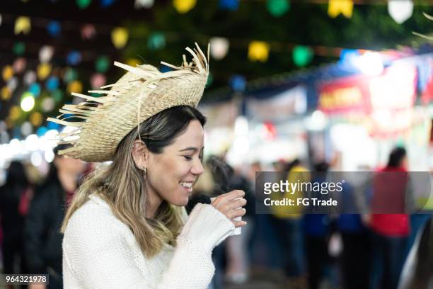 junge frau, die eine tolle zeit in der berühmten brasilianischen junina partei (festa junina) - caipira stil genießen - sao luis stock-fotos und bilder