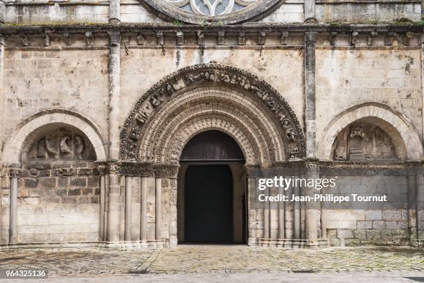 entrance door with voussoirs in saint léger church, cognac, france - cognac 個照片及圖片檔
