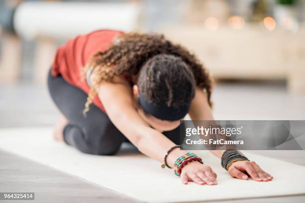 doing a yoga exercise - yoga teen stock pictures, royalty-free photos & images