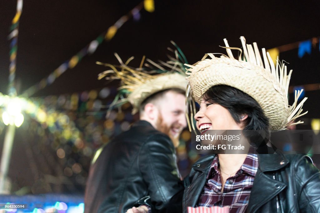 Casal desfrutar momentos maravilhosos juntos na famosa Festa Junina brasileira (Festa Junina) - dançando Quadrilha