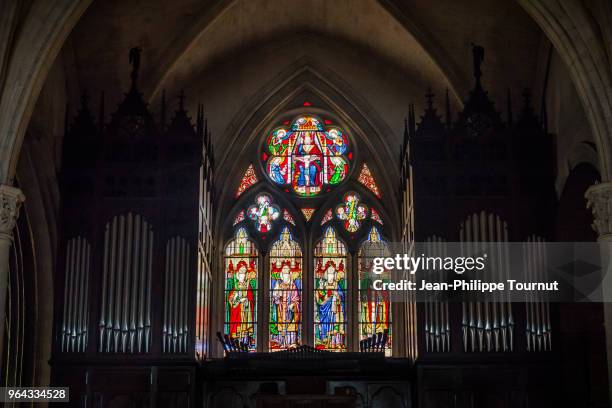 pipe organ and stained glass window of the choir of saint léger church, eglise saint-léger, in cognac, france - cognac 個照片及圖片檔