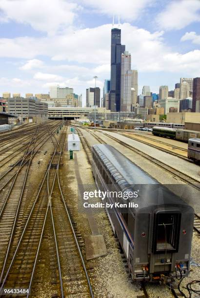 train into the city - ken ilio fotografías e imágenes de stock