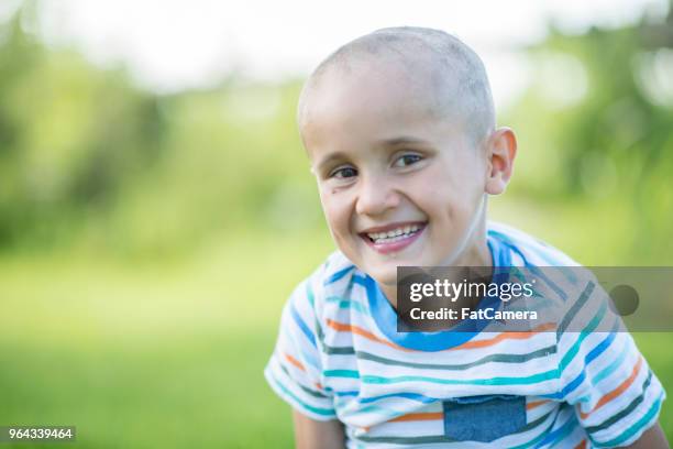 jongen met grote glimlach - kids cancer smile stockfoto's en -beelden