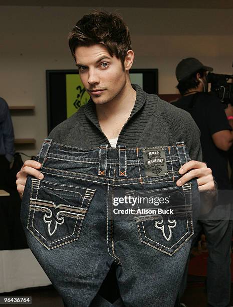 Actor Josh Henderson poses at the Kari Feinstein Golden Globes Style Lounge at Zune LA on January 15, 2010 in Los Angeles, California.