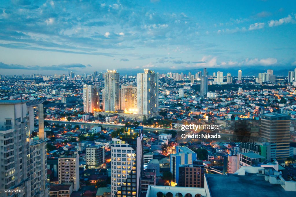 Flygfoto på Twilight av Makatis affärsdistrikt, Manila, Filippinerna