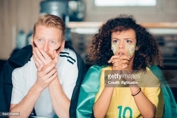 assistindo futebol de casal na tv - football body paint - fotografias e filmes do acervo
