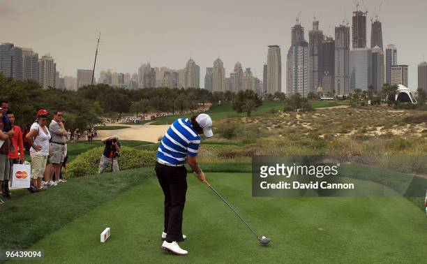 Rory McIlroy of Northern Ireland plays his tee shot at the 8th hole during the second round of the 2010 Omega Dubai Desert Classic on the Majilis...