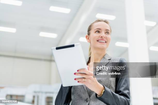toothy lächeln wenn technik für sie arbeiten - office smile light stock-fotos und bilder