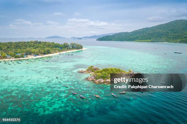 aerial view of thai traditional longtail boats and unidentified tourists snorkeling activity on tropical island near lipe island, satun, thailand. - steinschlag stock-fotos und bilder