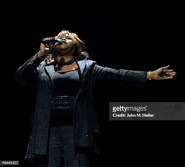 Singer Deniece Williams performs at the Haiti Food Project Second Aid Benefit, Concert and Auction at the American Jewish University on February 4,...