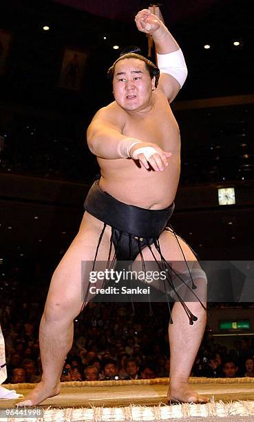 Asashoryu prepares for the fight against Kaio on the final day of the Grand Sumo Autumn Tournament at Ryogoku Kokugikan on September 21, 2003 in...