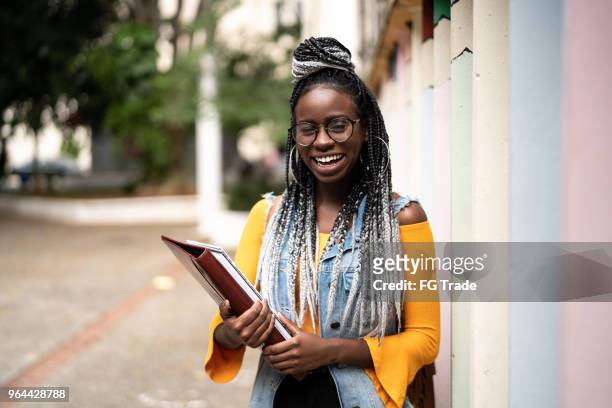 retrato de estudante afro - nerd girl - fotografias e filmes do acervo