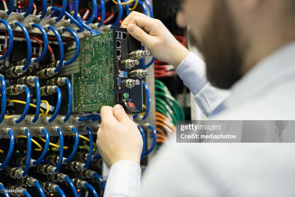 Nahaufnahme von beschäftigt Techniker installieren Festplatte im Server-Rack Schrank zur Verbesserung der Geschwindigkeit der Supercomputer auf Bergbau farm