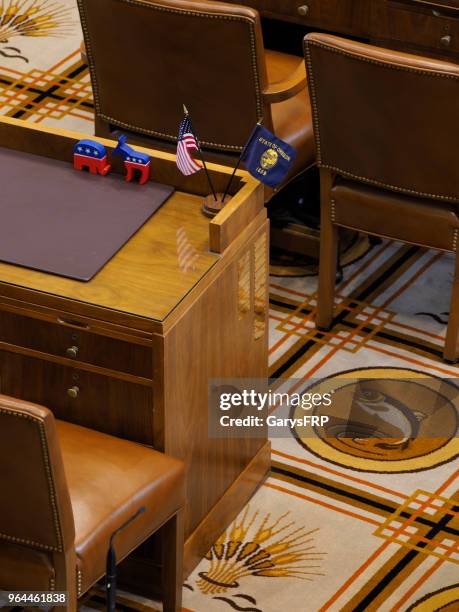 intérieur du sénat, oregon à state capitol bureaux chaises drapeaux mascottes - oregon stock photos et images de collection