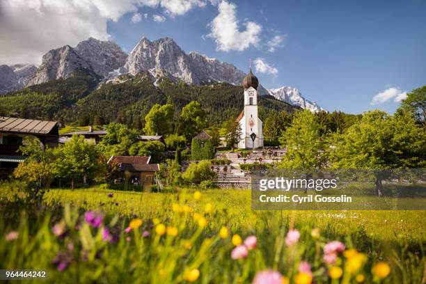 church of grainau and zugspitz-massif - alpen bayern fotografías e imágenes de stock