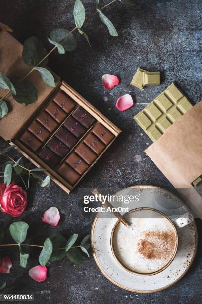 vegan chocolates, pralines, coffee and roses - chocolate pieces stock-fotos und bilder