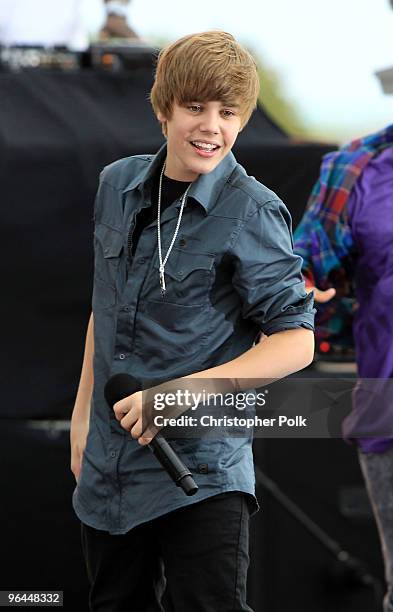 Singer Justin Bieber performs on CBS News The Early Show on South Beach at Lummus Park on February 5, 2010 in Miami Beach, Florida.