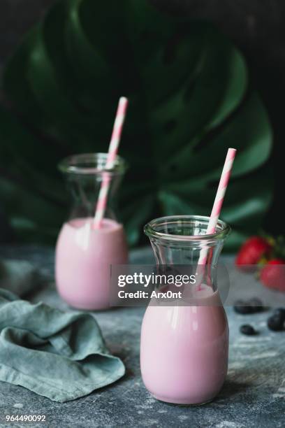fresh berry smoothie or fruit yogurt - protein shake stock-fotos und bilder
