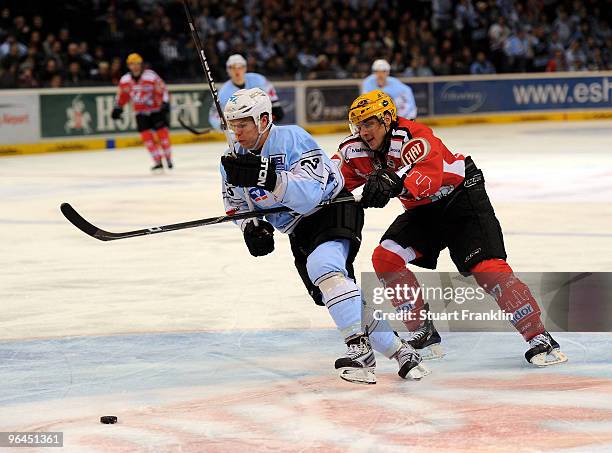 Alexander Barta of Hamburg is challenged by Thomas Oppenheimer of Frankfurt during the DEL match between Hamburg Freezers and Frankfurt Lions at the...