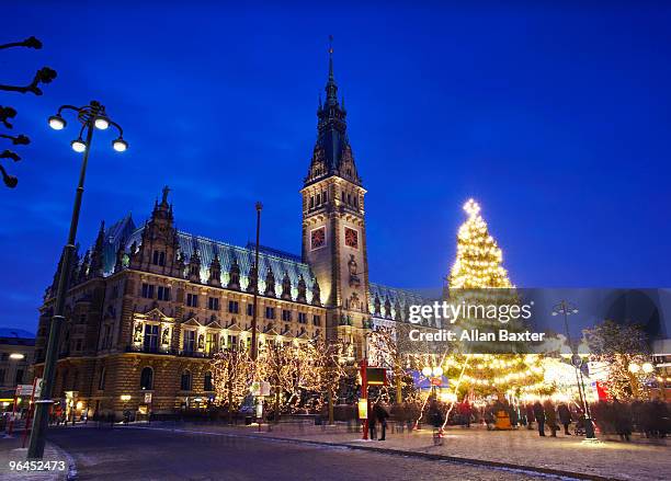 rathaus with christmas tree - munich christmas stock-fotos und bilder