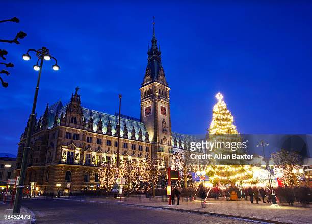 rathaus with christmas tree - marienplatz stock pictures, royalty-free photos & images