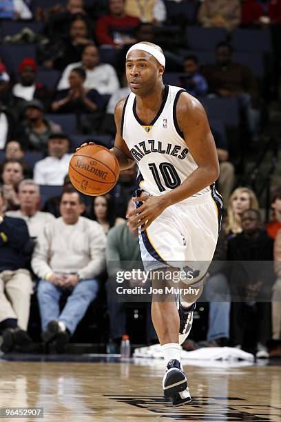 Jamaal Tinsley of the Memphis Grizzlies moves the ball up court during the game against the Los Angeles Clippers at the FedExForum on January 12,...