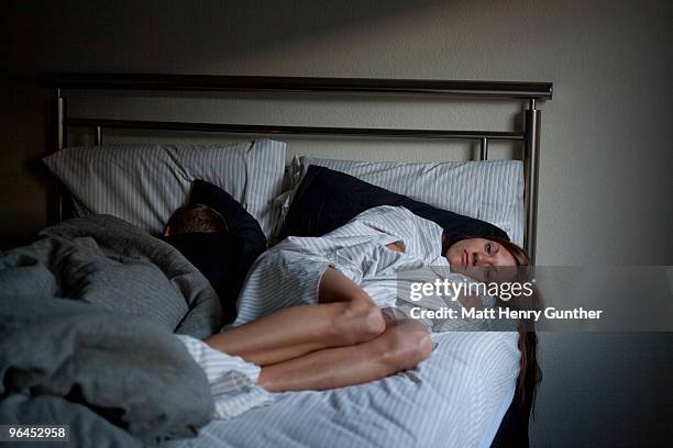 woman awake in bed - can't sleep stock-fotos und bilder