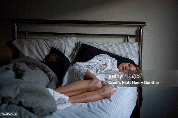 woman awake in bed - insomnia 個照片及圖片檔
