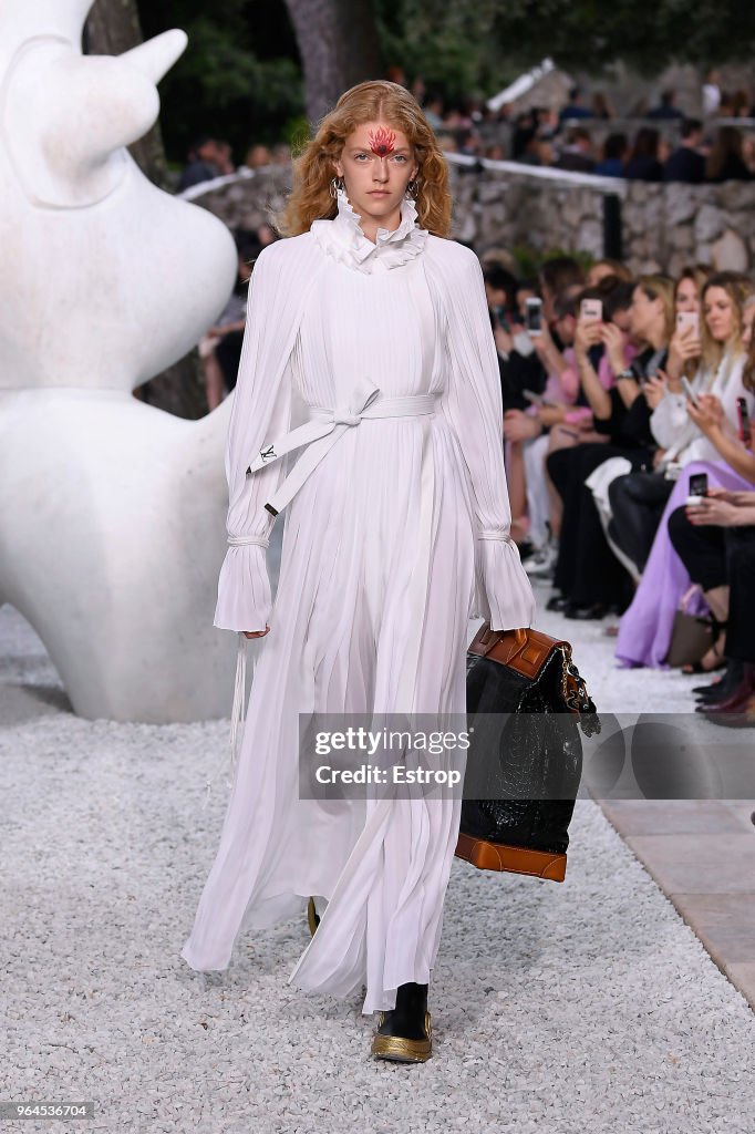 Louis Vuitton 2019 Cruise Collection : Runway