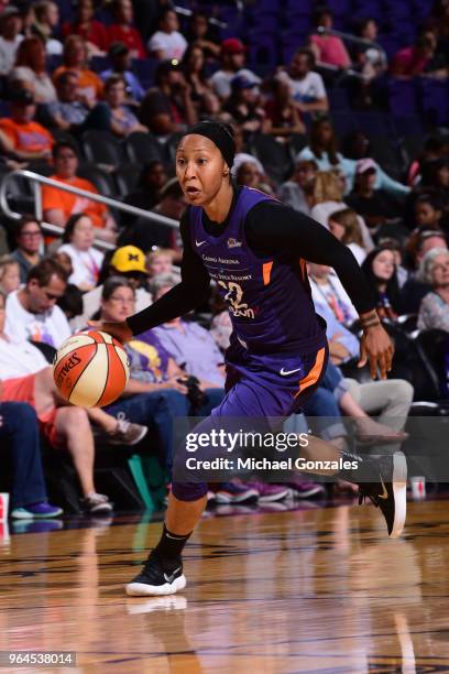 Briann January of the Phoenix Mercury handles the ball against the Washington Mystics on May 30, 2018 at Talking Stick Resort Arena in Phoenix,...