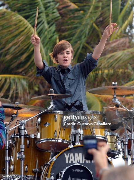 Singer Justin Bieber performs on CBS News The Early Show on South Beach at Lummus Park on February 5, 2010 in Miami Beach, Florida.