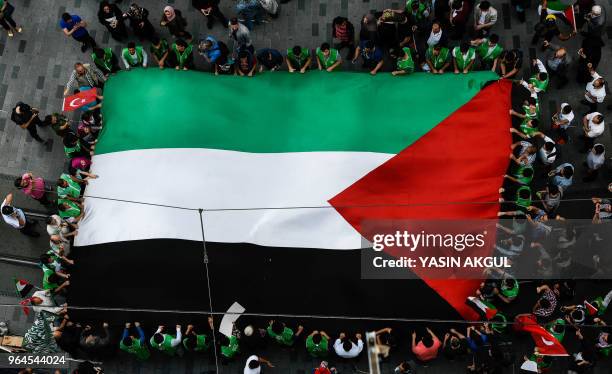 Demonstrators chant slogans as they march with a giant Palestinian flag on May 31, 2018 at Istiklal avenue in Istanbul, to mark the 8th anniversary...