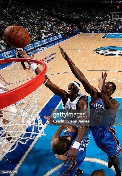 Josh Howard of the Dallas Mavericks lays up a shot against Nenad Krstic and Jeff Green of the Oklahoma City Thunder during the game on January 15,...