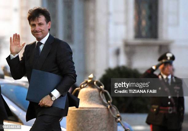 Italy's Prime minister candidate Giuseppe Conte waves as he arrives at the Qurinale presidential palace on May 31, 2018 in Rome to meets Italian...