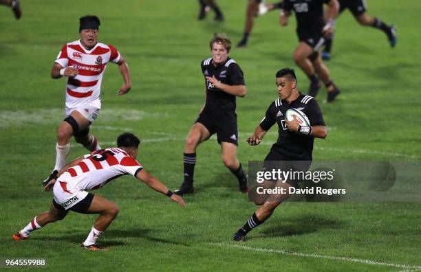 Bailyn Sullivan of New Zealand breaks with the ball during the World Rugby U20 Championship match between New Zealand and Japan at Stade d'Honneur du...