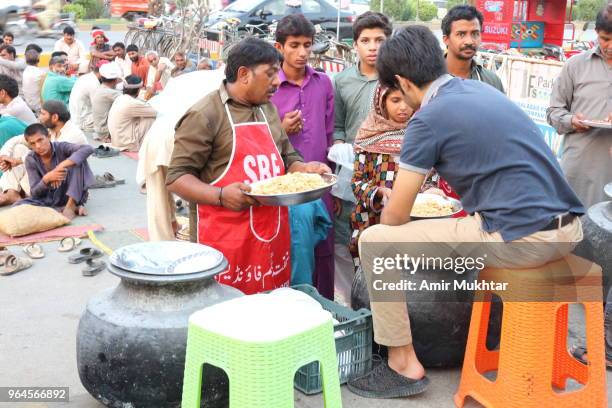 people preparing aftari (meal for breaking the fast) during ramzan (holy month of muslims) - diner at the highway stockfoto's en -beelden